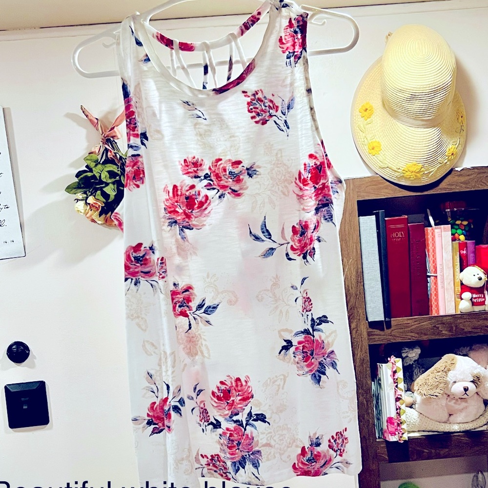 Beautiful new XL Maurices top no tags. It has a very sexy back
